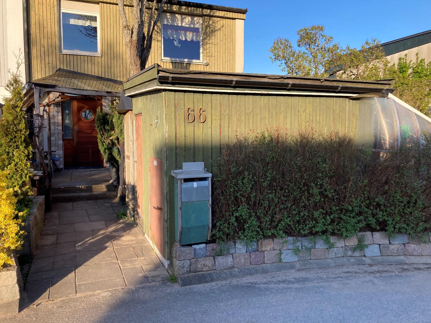 En bild som visar utomhus, växt, himmel, byggnad

Automatiskt genererad beskrivning