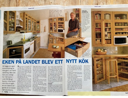 En bild som visar text, nyhetstidning, fönster, inomhus

Automatiskt genererad beskrivning